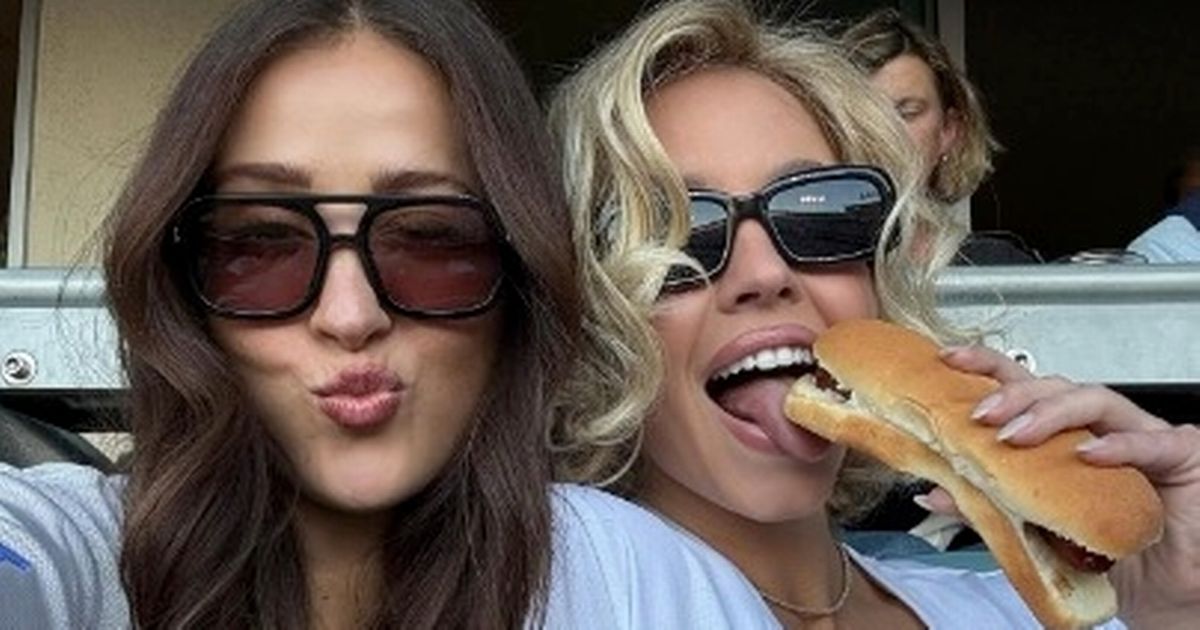 Sydney Sweeney éblouit au match de baseball en croisant une légende de la boxe