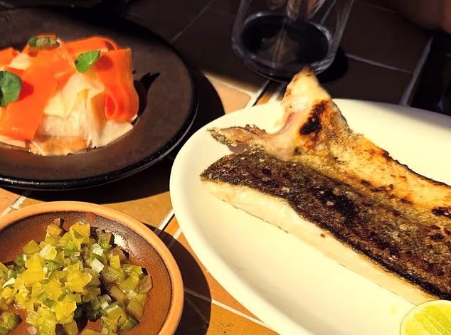 Une influenceuse australienne prête à régler son repas… puis elle fait une découverte surprenante sur son addition !