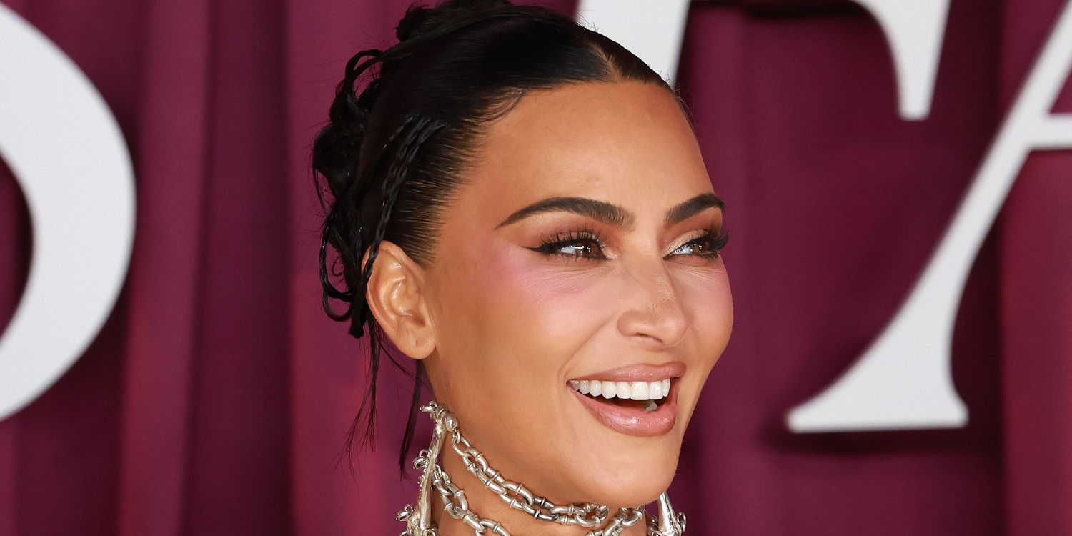 Kim Kardashian Évite une Malfaçon Vestimentaire Grâce à Naomi Watts