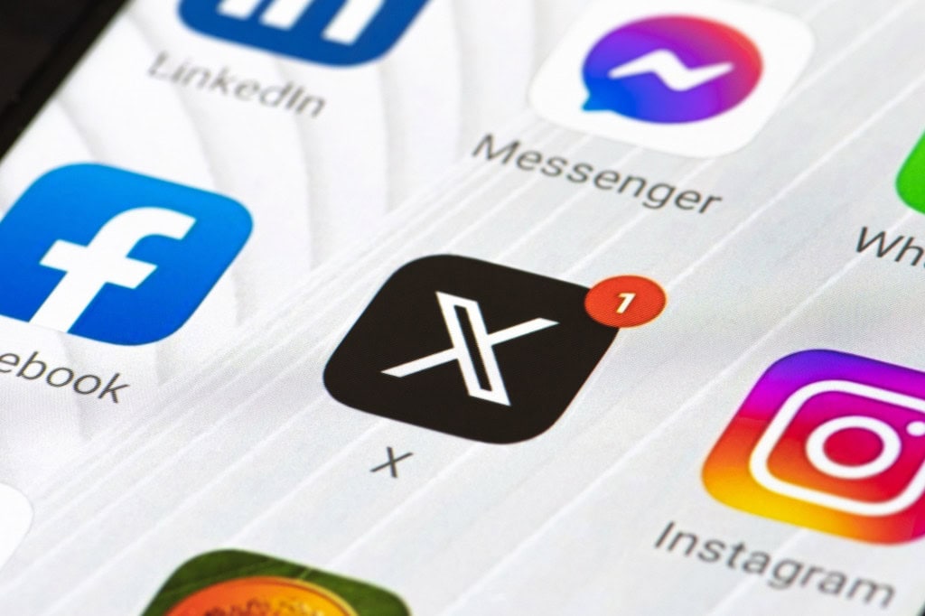 Logo de l'application X sur un smartphone