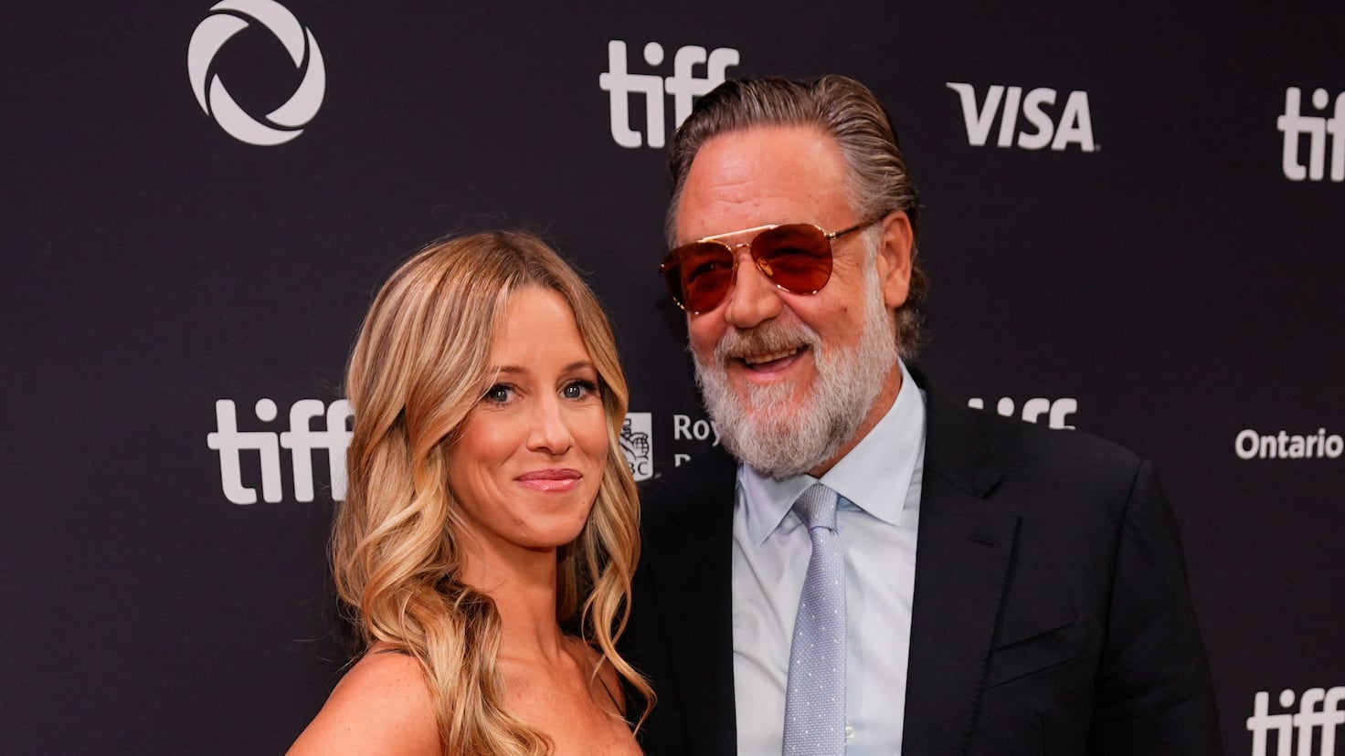 Russell Crowe s’exprime sur son futur avec Britney Theriot : “Ma vie est pleine de joie, pourquoi la gâcher ?”
