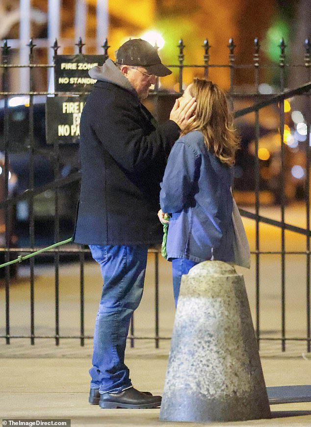 Comédien controversé, Louis C.K. conquiert la veuve d’une légende d’Hollywood dans les rues de NYC !