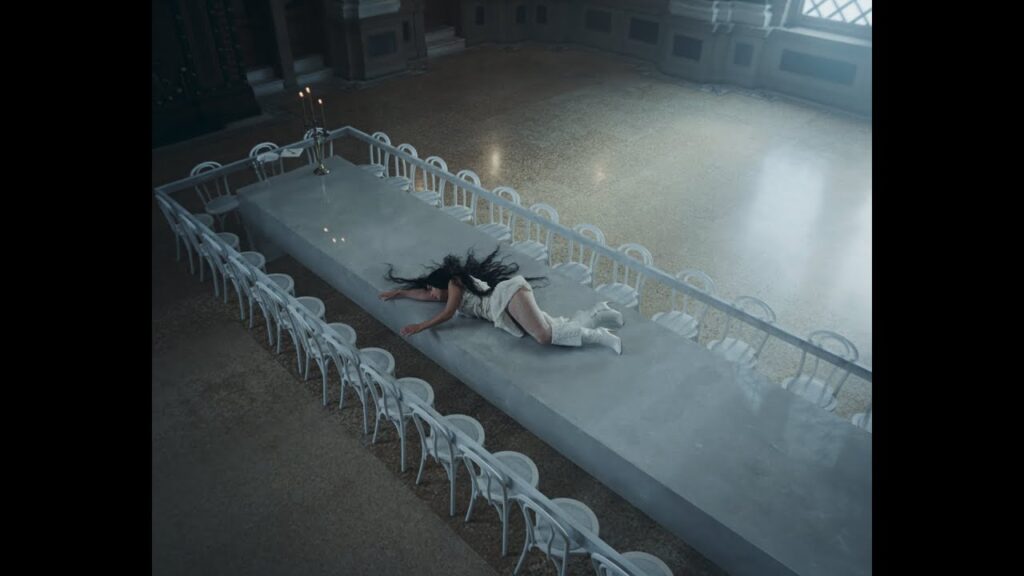 Découvrez 'Chains of Love' de Charli XCX : Le Clip Éblouissant qui Vous Envoûtera !