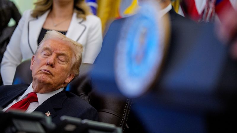 Des images de Trump semblant fermer les yeux lors d’un événement au Bureau ovale font le buzz sur les réseaux sociaux !