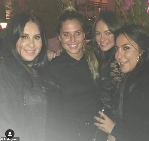 DeuxMoi DÉVOILÉE ! La créatrice du compte Gossip Girl anonyme révèle les scandales d’Hollywood… maintenant, nous révélons SON identité et la vie secrète qu’elle veut cacher.