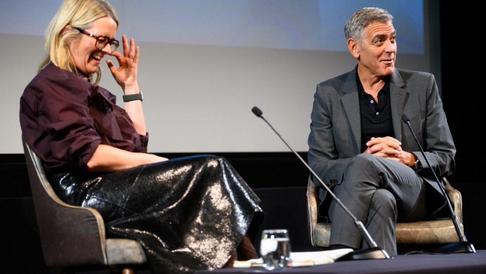 George Clooney séduit les Britanniques avec des piques humoristiques sur Brad Pitt et Trump