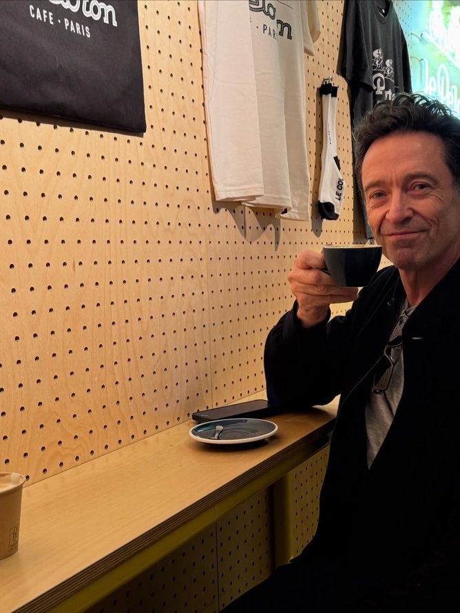 Hugh Jackman célèbre Thanksgiving à Paris, en solo !
