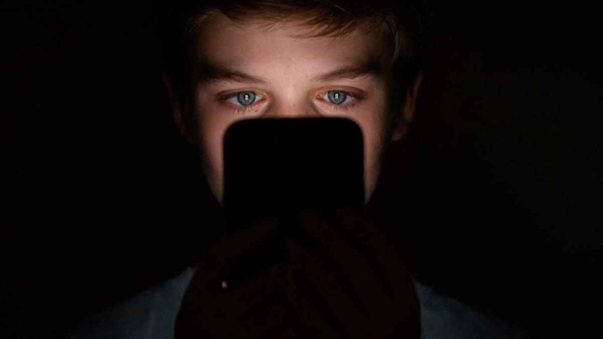 Interdire l’accès aux réseaux sociaux aux moins de 15 ans : un enjeu urgent !