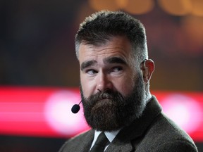 Jason Kelce avoue avoir été dupé sur les réseaux sociaux : “J’adore le Canada !”
