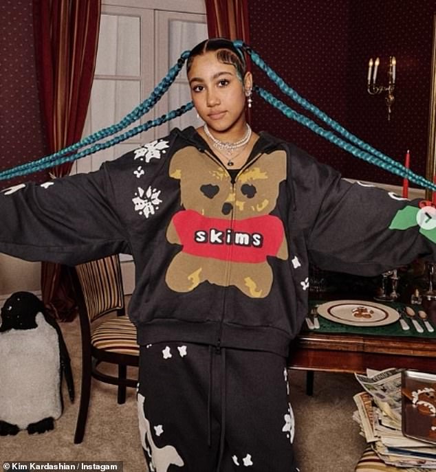 Kim Kardashian fait travailler sa fille North, 12 ans, sans tatouages ni piercings dans une pub SKIMS