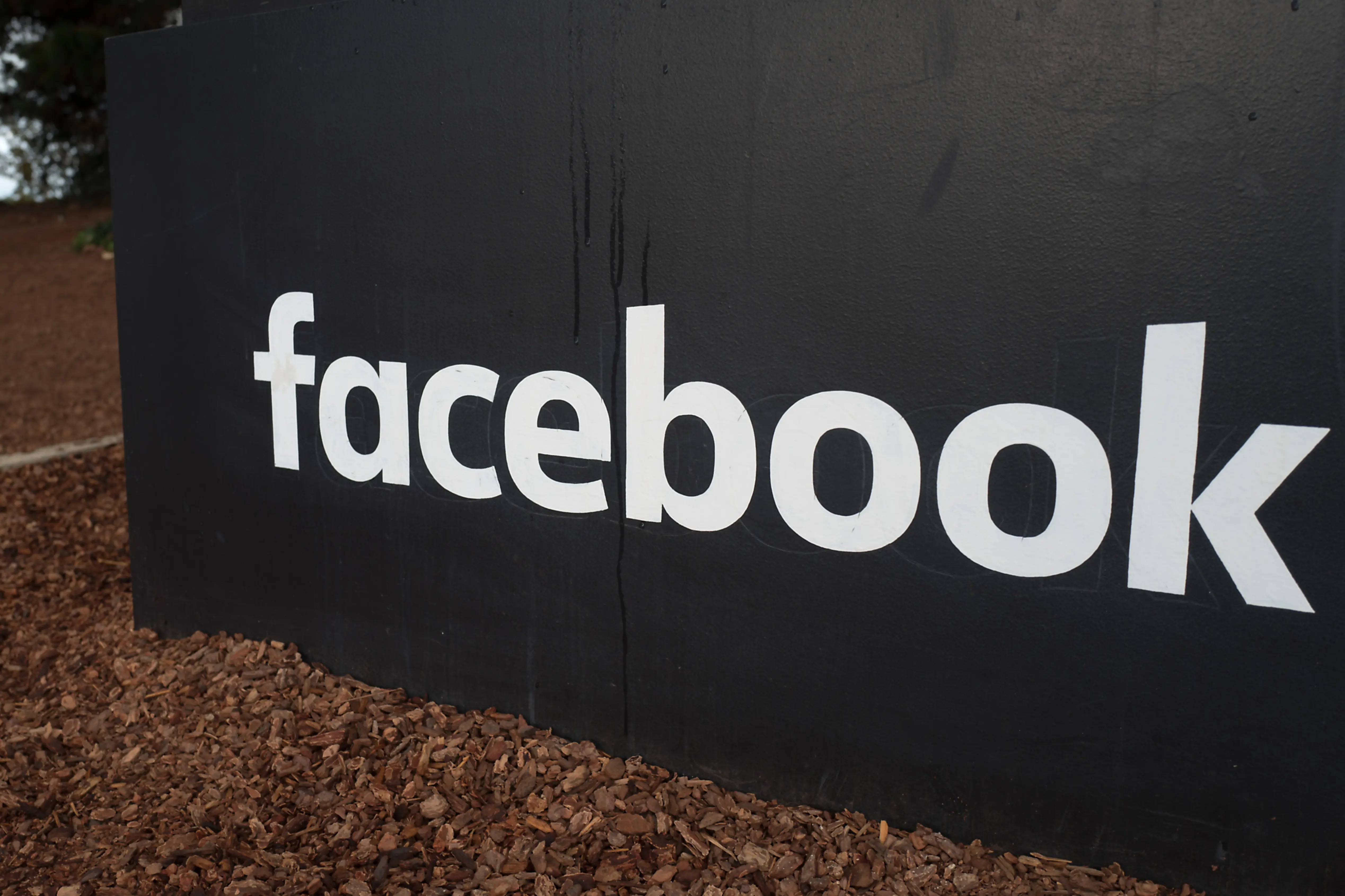 Panneau d'affichage avec le logo du réseau social Facebook dans la Silicon Valley, Menlo Park, Californie, le 10 novembre 2017.