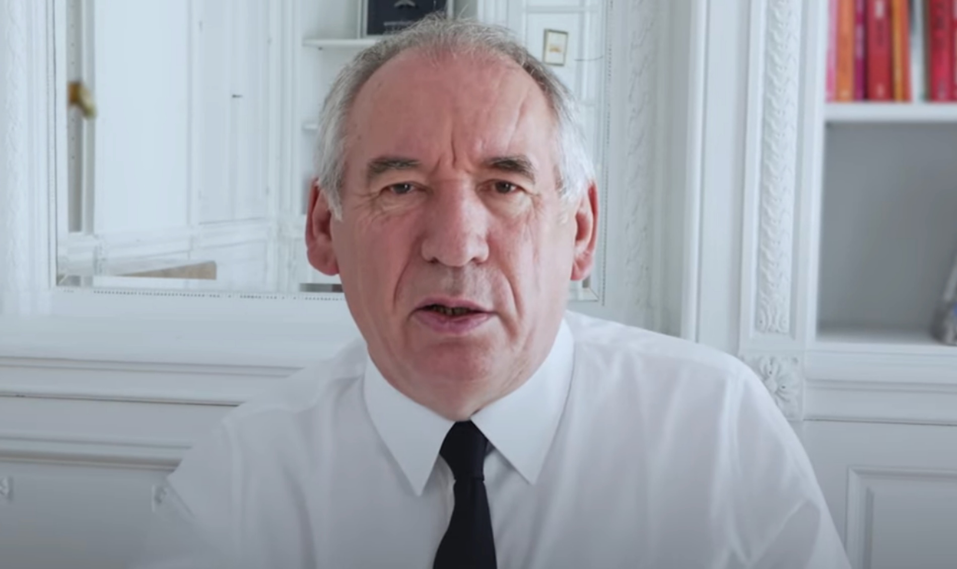 Le Premier ministre français cherche du soutien pour ses coupes budgétaires, alors il les explique sur YouTube !