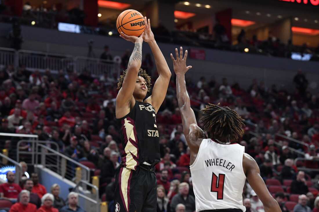 Cam Corhen de l'Université d'État de Floride, lors d'un match de basketball NCAA.