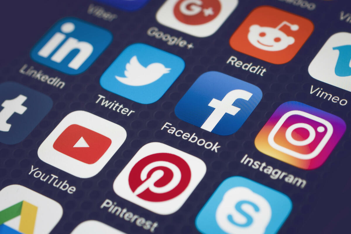 Les publications des politiciens sur les réseaux sociaux : un frein à la confiance dans nos institutions !