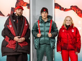 Les tenues olympiques de l’équipe Canada suscitent des réactions glaciales sur les réseaux sociaux