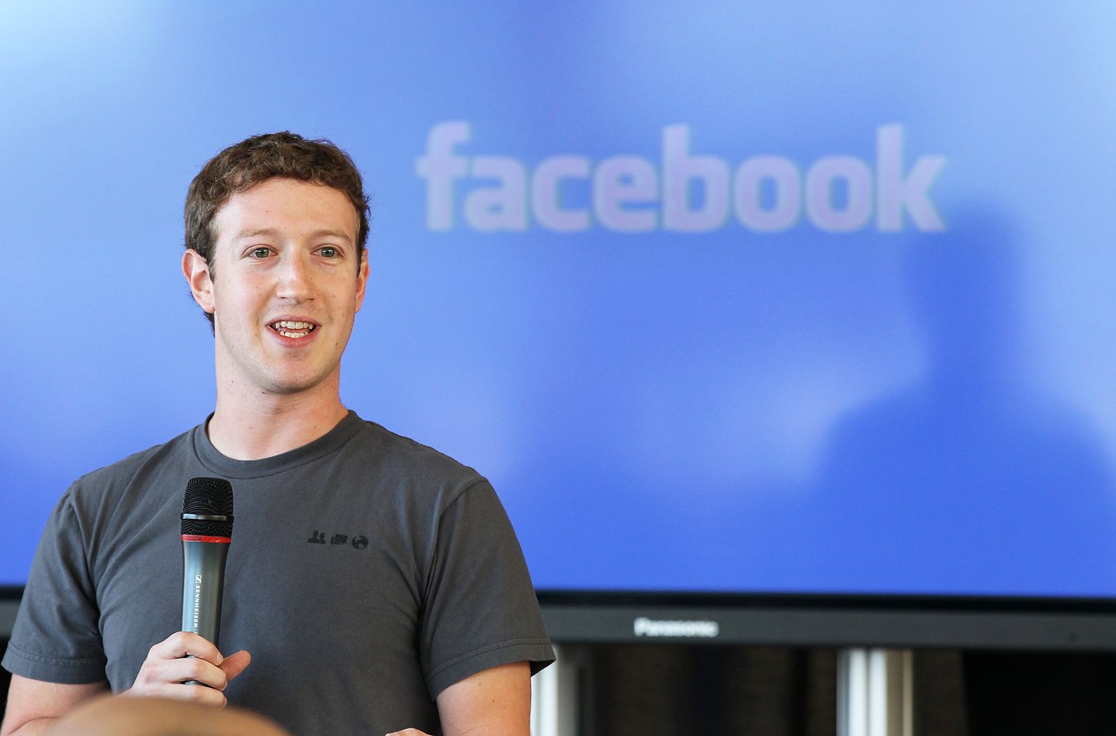 Plongée dans Facebook : Historique, Controverses et Faits Marquants !