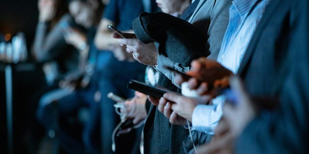 Pourquoi autant d'intérêt pour réguler les réseaux sociaux et pas pour les hommages aux terroristes ?