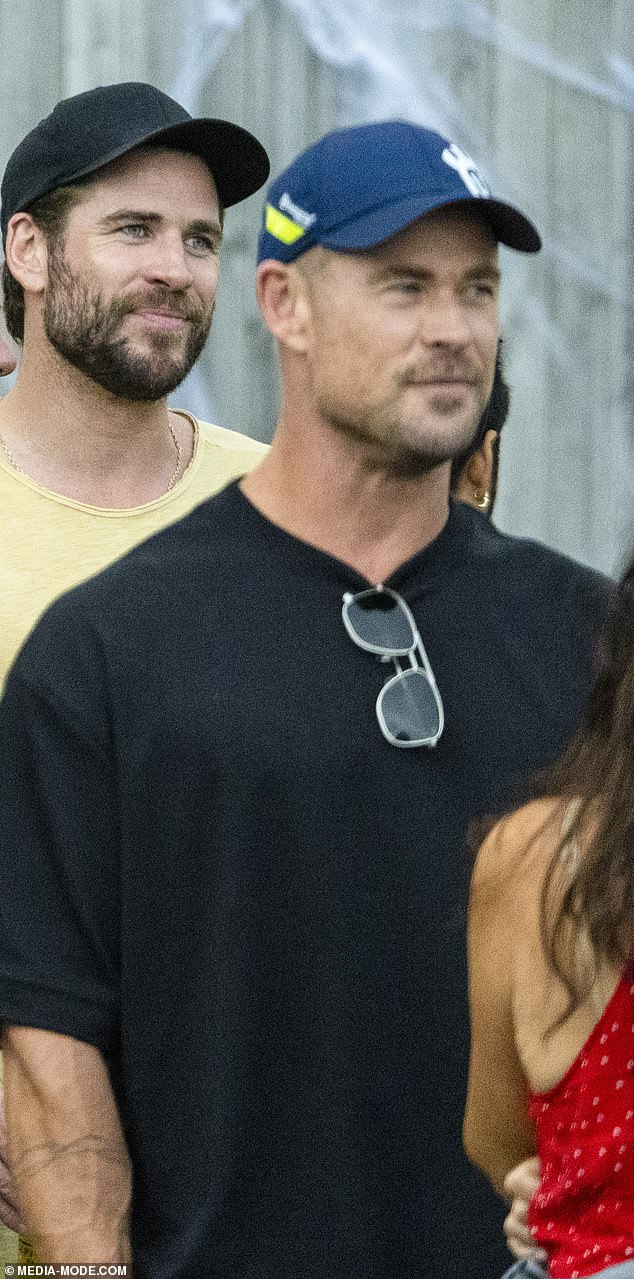 Rencontre décontractée entre Chris Hemsworth et son frère Liam à Byron Bay, pendant qu’Elsa Pataky fait Halloween avec les enfants