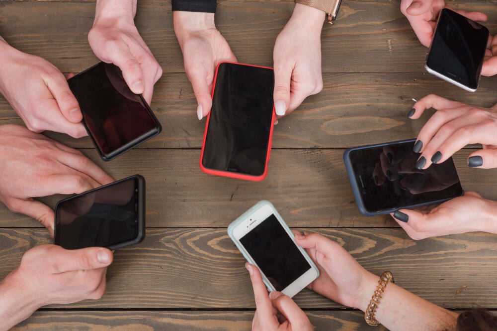 Réseaux sociaux et chatbots : de nouvelles règles pour l’âge minimum !