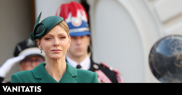 Robe britannique en vert portugaise avec accessoire chic