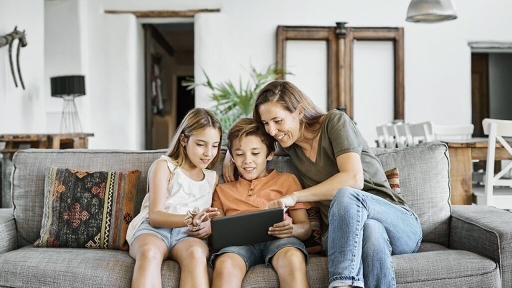 Sharenting : Connaissons-nous vraiment les dangers d'exposer nos enfants sur les réseaux sociaux ?