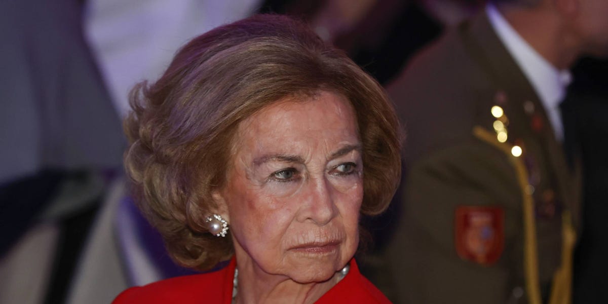 Sofia opte pour le rouge lors de son retour après sa rencontre avec le Roi Juan Carlos