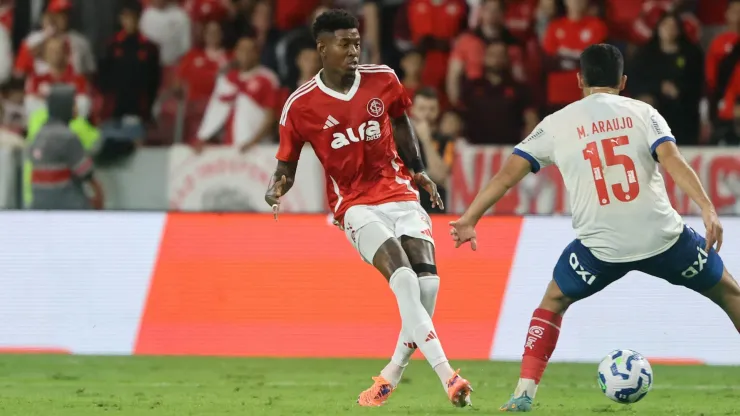 Vitão, zagueiro do Internacional