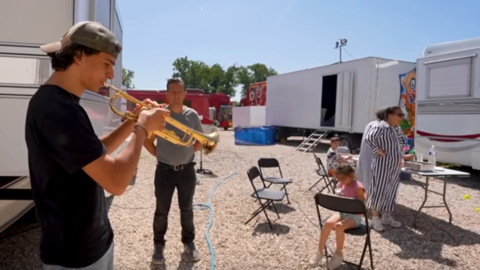 YouTuber dévoile l’incroyable rassemblement évangélique des ‘Tziganes’ en France