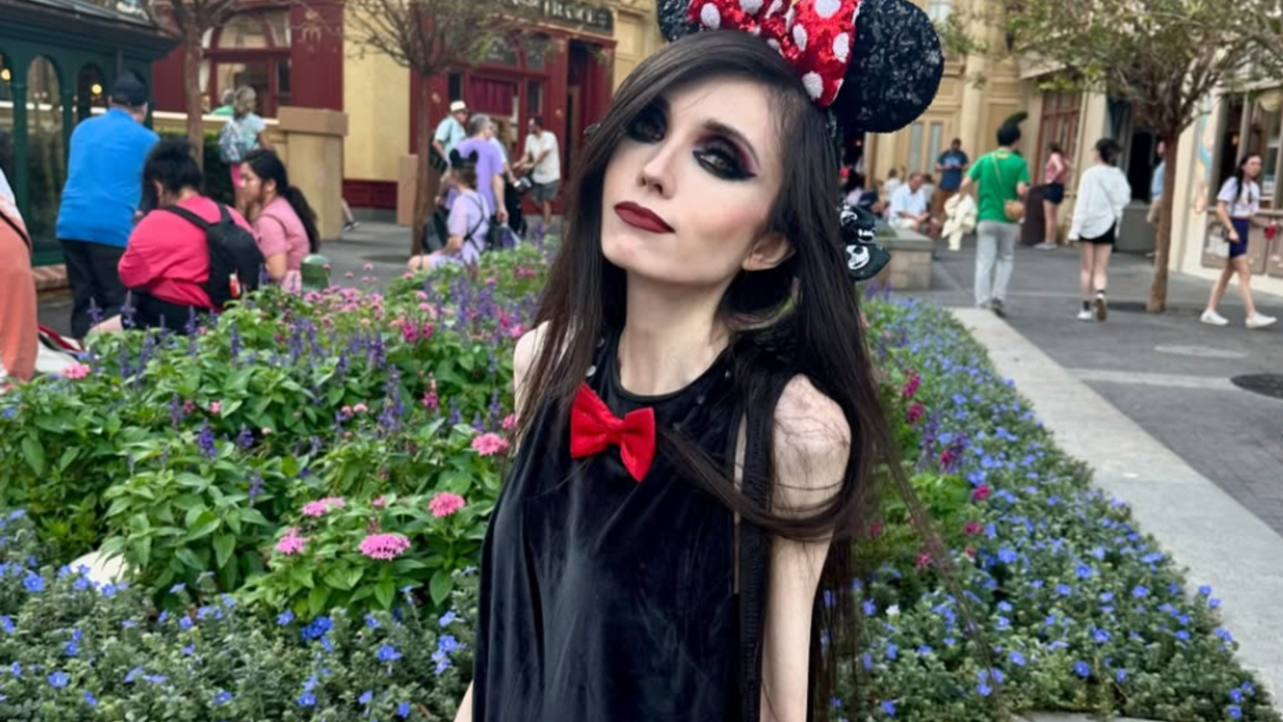 10 Photos d’Eugenia Cooney : L’influenceuse réapparaît à Disney World après avoir été présumée ‘ morte ‘ par ses fans !