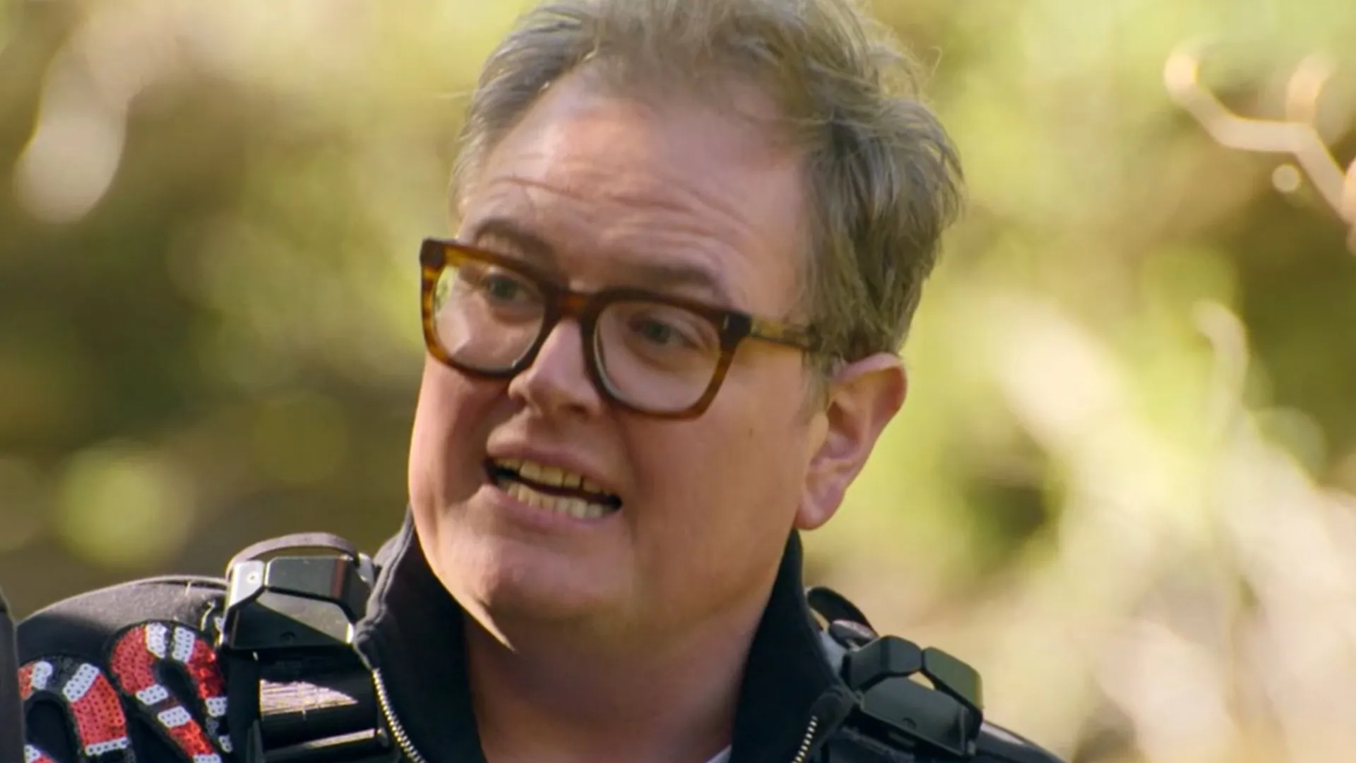 Alan Carr quitte le Royaume-Uni après être devenu l’homme le plus détesté à cause du drame des Célébrités Traîtres