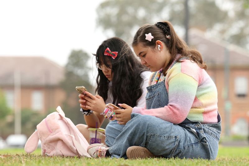 Interdiction des réseaux sociaux pour les adolescents australiens : une menace pour leur bien-être mental pendant les pauses !
