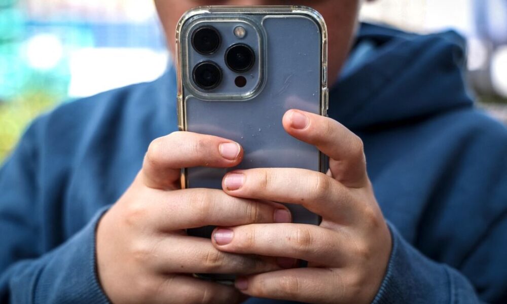 La loi australienne qui interdit les réseaux sociaux aux moins de 16 ans mise au défi !