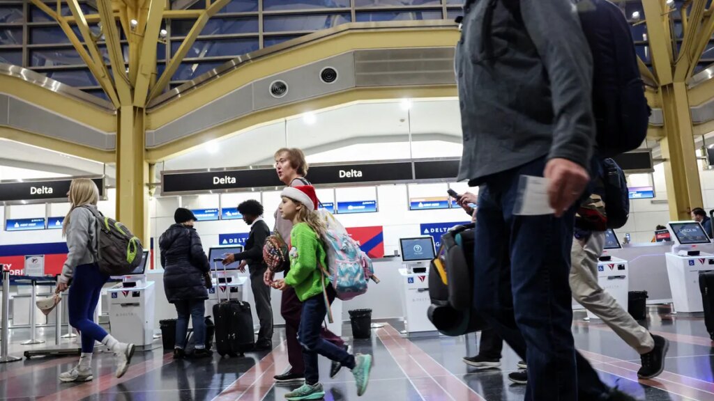 Le projet de Trump de surveiller les réseaux sociaux des touristes étrangers suscite des inquiétudes