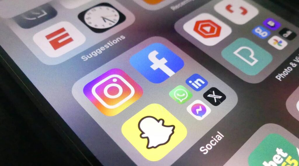 Les parents peuvent-ils contourner l'âge minimum sur les réseaux sociaux ?
