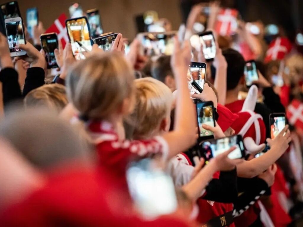 Pourquoi certains pays pourraient s'inspirer de l'interdiction australienne des réseaux sociaux pour les enfants ?