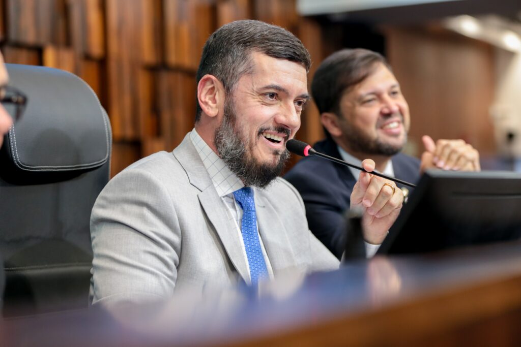 Réaction immédiate des politiciens sur les réseaux sociaux suite à l'arrestation de Bacellar : Witzel et Garotinho, anciens gouverneurs du Rio, réagissent au scandale !