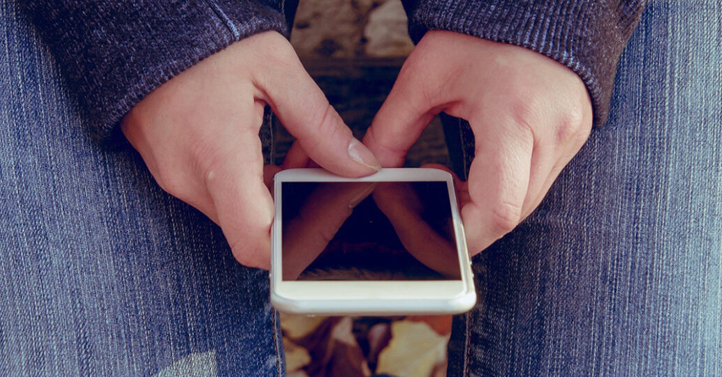 Interdire les adolescents sur les réseaux sociaux ne suffit pas, affirment les chercheurs