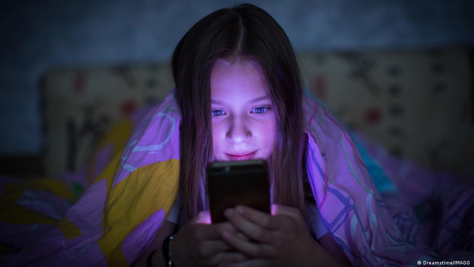 Interdire les adolescents sur les réseaux sociaux ne suffit pas, alertent les chercheurs