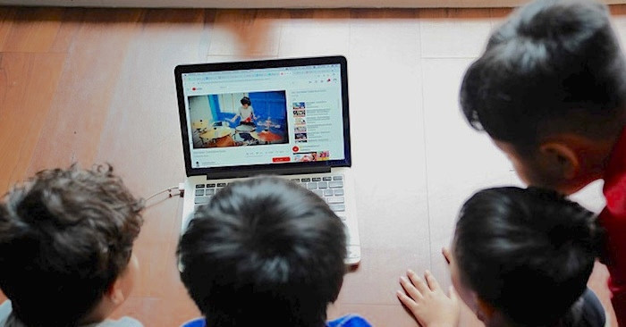 Interdire les réseaux sociaux aux enfants pourrait bouleverser leur apprentissage : les experts alertent !