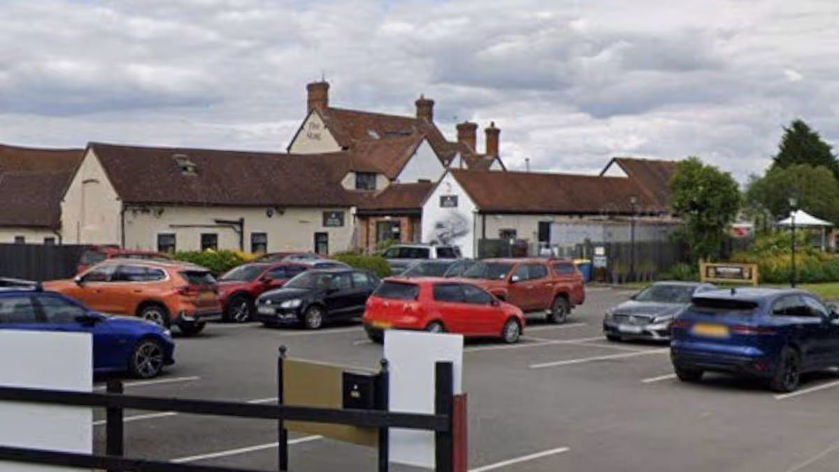 Interdit dans un pub du Warwickshire : l’influenceur face à l’appel à la bienveillance des clients !