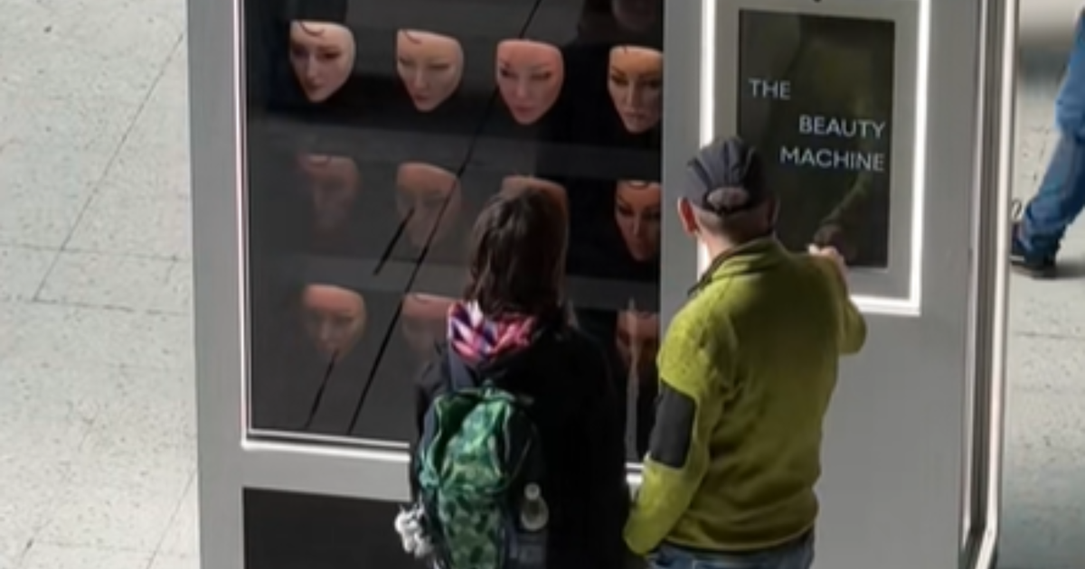 La “Machine à beauté” expose des “visages humains” pour dénoncer les normes esthétiques des réseaux sociaux.