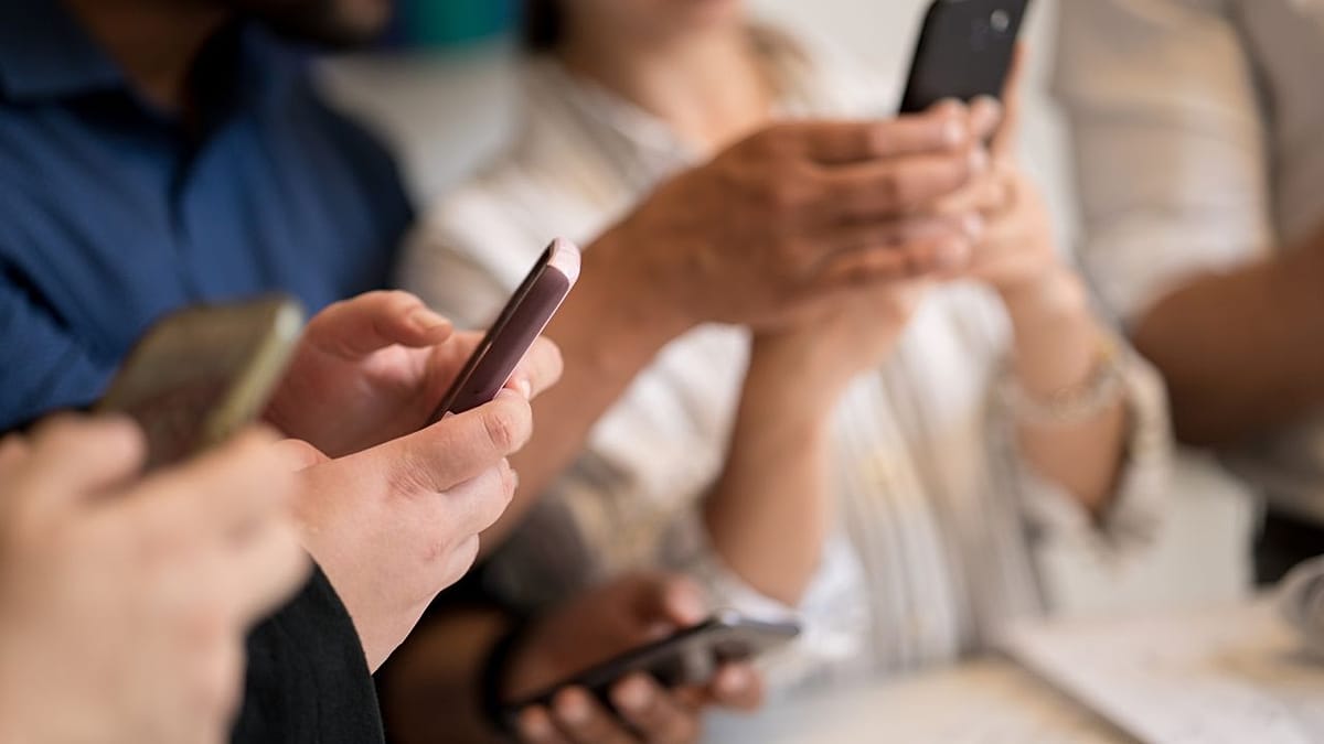 Redonner du pouvoir aux enfants en ligne : le Conseil de l’Europe questionne l’interdiction globale des réseaux sociaux