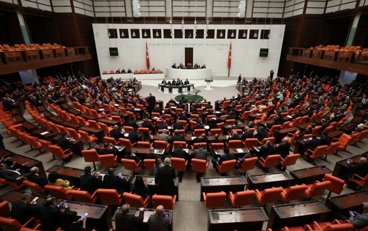 Le Parlement turc adopte une loi restreignant…