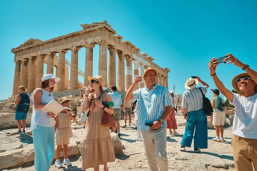 Le Royaume-Uni s’allie à plusieurs pays dans une campagne touristique révolutionnaire en Grèce, utilisant des influenceurs TikTok et YouTube pour promouvoir la culture grecque authentique.