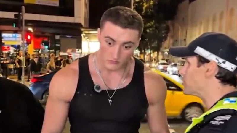 Looksmaxxer androgénique interdit dans les quartiers festifs de Brisbane !