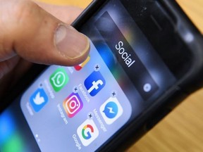 Manitoba interdit les mineurs des réseaux sociaux et des chatbots IA !