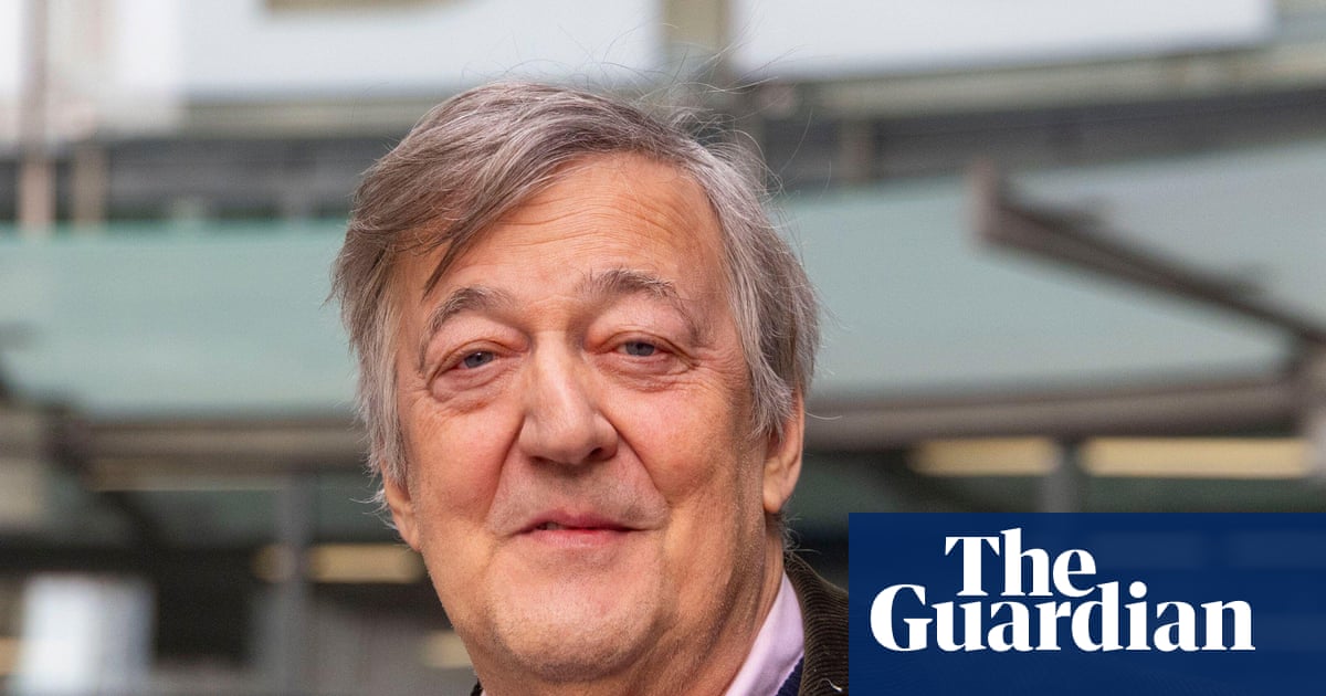 Stephen Fry poursuit les organisateurs d’une conférence tech pour 100 000 £ après une chute sur scène