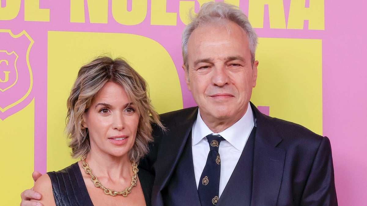Avec sa femme et ses deux enfants au lancement du documentaire ‘Hombres G’