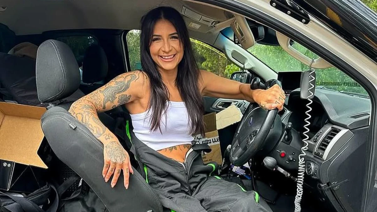 Des ailes pour la vie : Christina Vithoulkas, ambassadrice paraplégique et para-drifteuse, se remémore son accident au motocross | EXCLUSIF