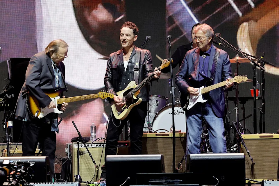 Eric Clapton, 81 ans, interrompt son concert après qu’un objet ait atterri sur lui à Madrid